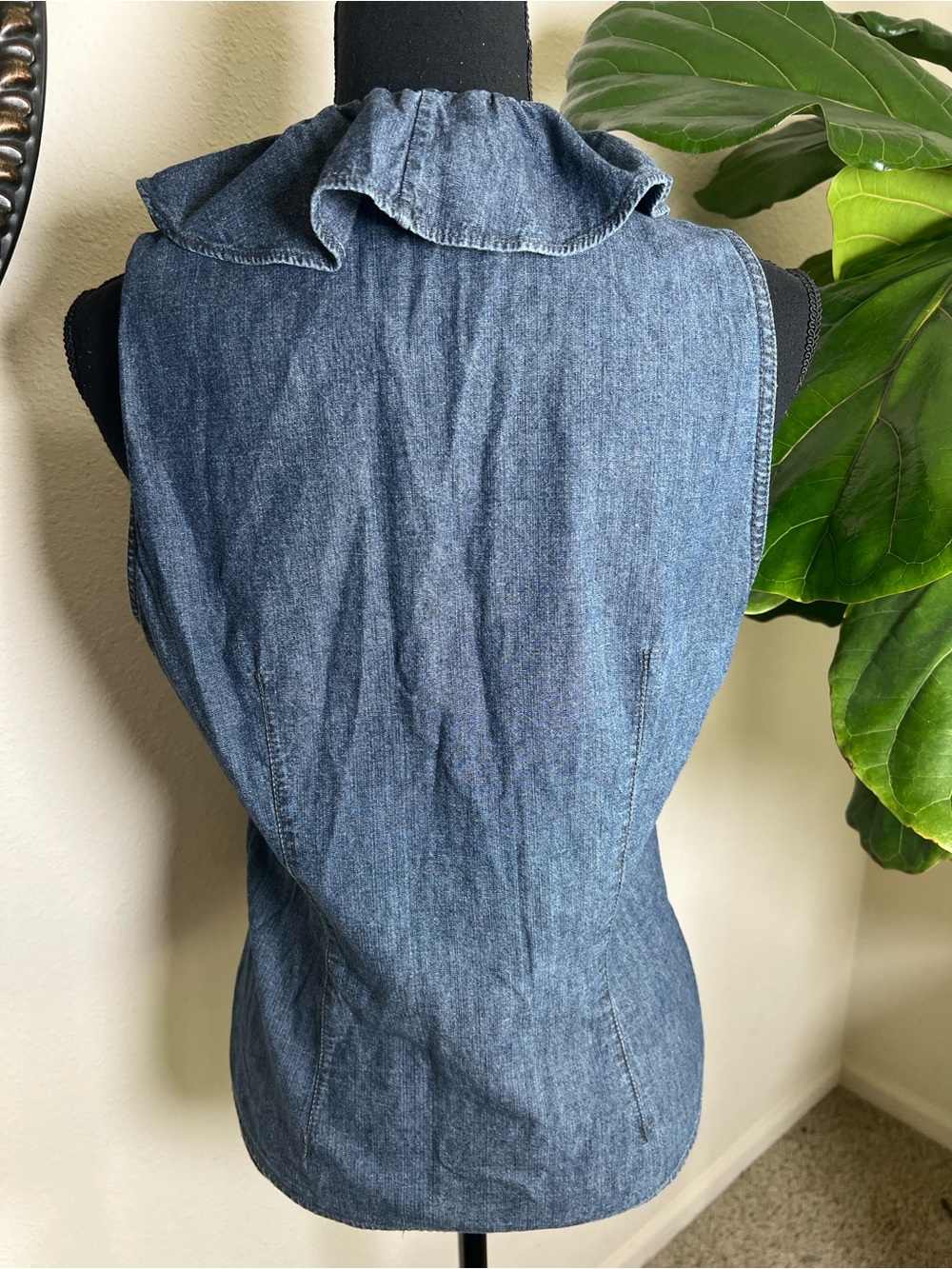 CHAPS Women’s Vintage Denim Sleeveless Ruffle Front Blouse Size 10 - Picture 13 of 14